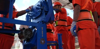 Gobernación presenta programa para que privados de libertad fabriquen adoquines y trabajen en obras públicas El Ministerio de Gobernación implementará un programa de reinserción para reos, estos crearán adoquines y participación en obras.
