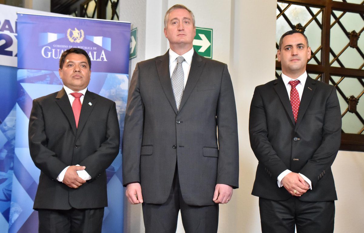 Manuel Alfonso Castellanos (primero a la izquierda) junto a Enrique Degenhart (al centro) en la época en que trabajó en la cartera del Interior.
