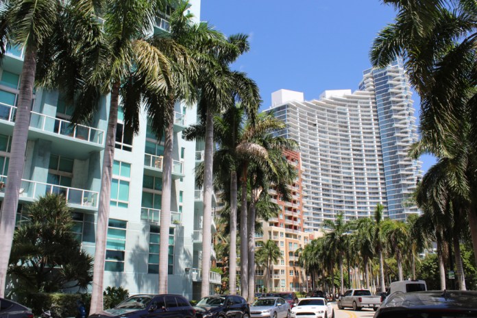 Miami supera en costo de vida a Nueva York mientras atrae a los multimillonarios El costo de vida en Miami supera por primera vez al de Nueva York ante el encarecimiento de la vivienda y los alimentos, revelan datos de la Oficina de Análisis Económico de Estados Unidos (BEA). Foto La Hora: EFE