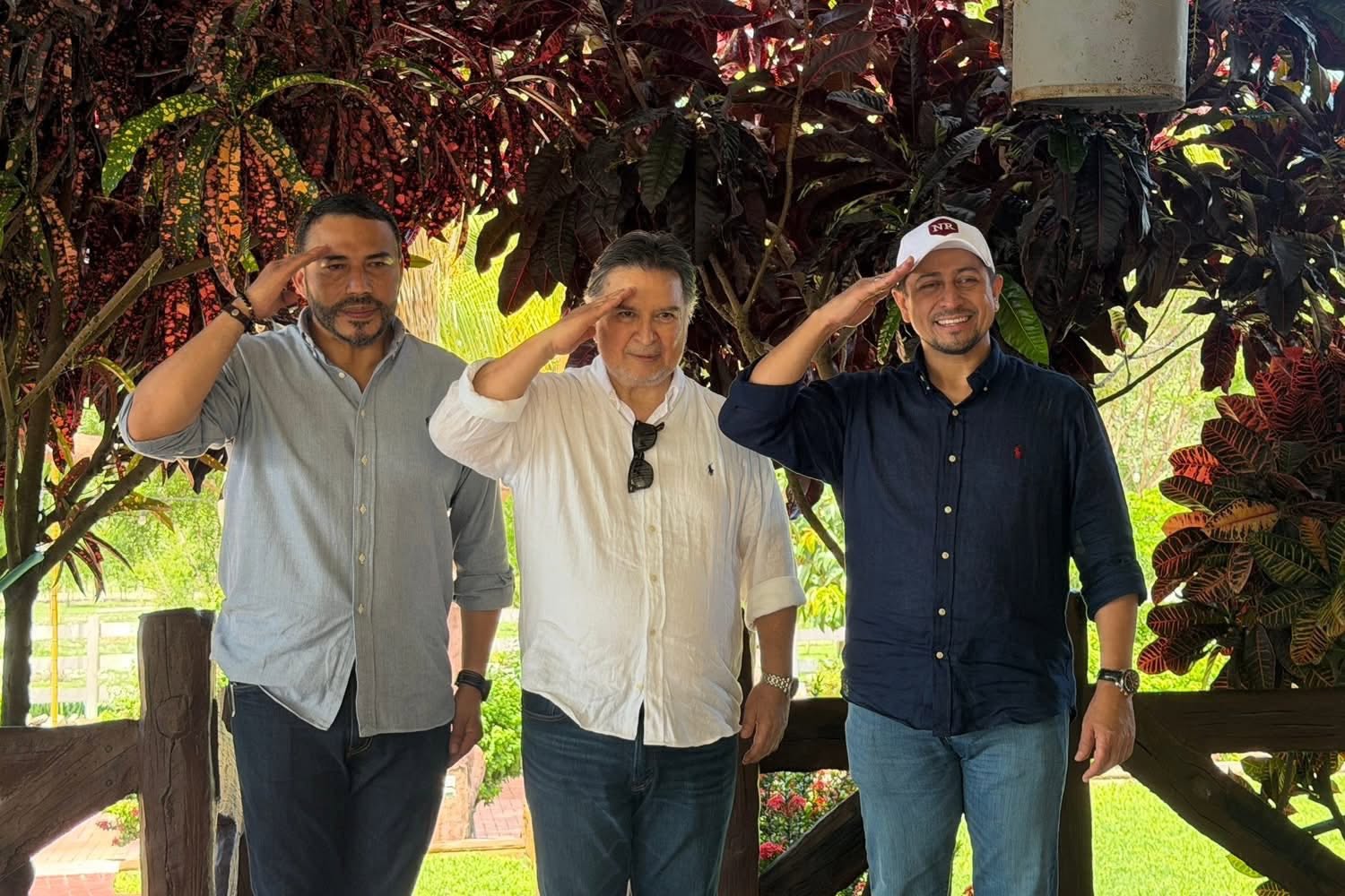 Nery Ramos (a la derecha) y Alfonso Portillo (al centro), durante una actividad del proyecto político con el cual buscan competir en las próximas elecciones.