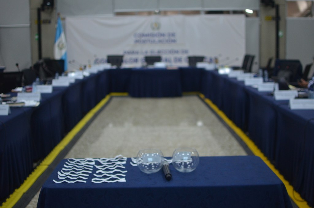 La revisión de los expedientes se prolongó. Foto La Hora: Engelberth Blanco