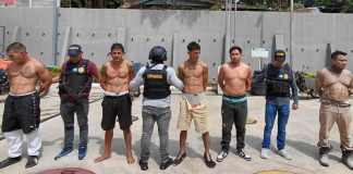Cinco presuntos pandilleros expulsados de México, fueron recibidos por Guatemala para ser trasladados a El Salvador donde son reclamados por la justicia. Foto La Hora: PNC