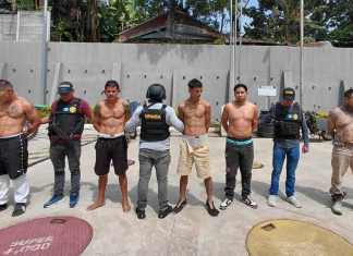 Cinco presuntos pandilleros expulsados de México, fueron recibidos por Guatemala para ser trasladados a El Salvador donde son reclamados por la justicia. Foto La Hora: PNC