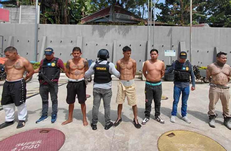 Cinco presuntos pandilleros expulsados de México, fueron recibidos por Guatemala para ser trasladados a El Salvador donde son reclamados por la justicia. Foto La Hora: PNC
