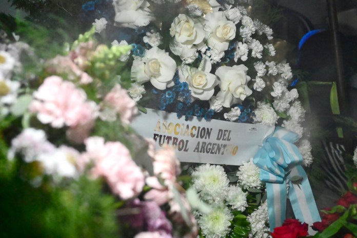 Fotografía que muestra una ofrenda floral al interior de un vehículo frente al cementerio El Prado este sábado, en Rosario (Argentina). Lionel Messi se reencuentra con su madre, Celia Cuccittini, y sus hermanos Rodrigo, Matías y María Sol, quienes debieron afrontar la noticia de que su padre Jorge, de 68 años, murió en el sanatorio Centro ubicado en la ciudad santafesina