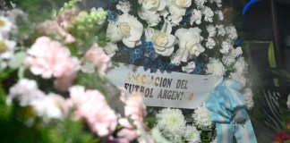 Fotografía que muestra una ofrenda floral al interior de un vehículo frente al cementerio El Prado este sábado, en Rosario (Argentina). Lionel Messi se reencuentra con su madre, Celia Cuccittini, y sus hermanos Rodrigo, Matías y María Sol, quienes debieron afrontar la noticia de que su padre Jorge, de 68 años, murió en el sanatorio Centro ubicado en la ciudad santafesina