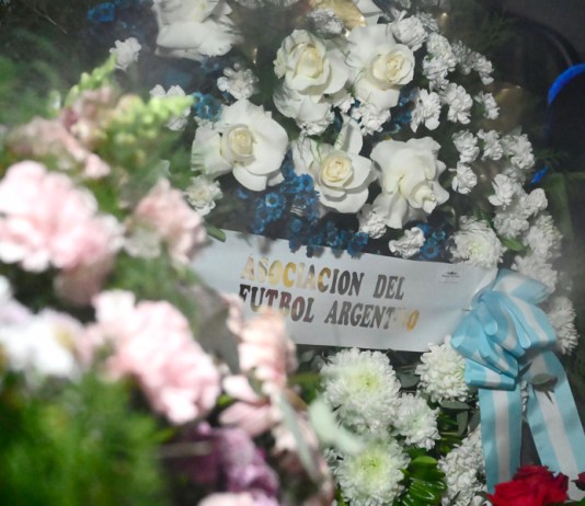 Fotografía que muestra una ofrenda floral al interior de un vehículo frente al cementerio El Prado este sábado, en Rosario (Argentina). Lionel Messi se reencuentra con su madre, Celia Cuccittini, y sus hermanos Rodrigo, Matías y María Sol, quienes debieron afrontar la noticia de que su padre Jorge, de 68 años, murió en el sanatorio Centro ubicado en la ciudad santafesina