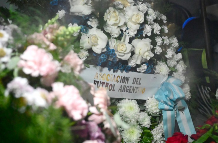 Fotografía que muestra una ofrenda floral al interior de un vehículo frente al cementerio El Prado este sábado, en Rosario (Argentina). Lionel Messi se reencuentra con su madre, Celia Cuccittini, y sus hermanos Rodrigo, Matías y María Sol, quienes debieron afrontar la noticia de que su padre Jorge, de 68 años, murió en el sanatorio Centro ubicado en la ciudad santafesina