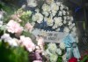 Lionel Messi despide a su padre: así fue el funeral del jugador argentino Fotografía que muestra una ofrenda floral al interior de un vehículo frente al cementerio El Prado este sábado, en Rosario (Argentina). Lionel Messi se reencuentra con su madre, Celia Cuccittini, y sus hermanos Rodrigo, Matías y María Sol, quienes debieron afrontar la noticia de que su padre Jorge, de 68 años, murió en el sanatorio Centro ubicado en la ciudad santafesina