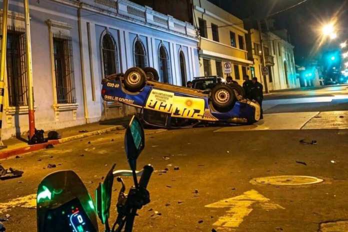 La posible excesiva velocidad podría haber sido la causante de un accidente de tránstio que terminó con una autopatrulla volcada sobre la acera. Foto La Hora: Redes Sociales