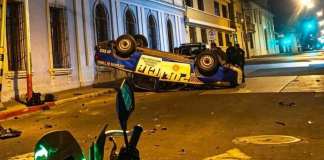 La posible excesiva velocidad podría haber sido la causante de un accidente de tránstio que terminó con una autopatrulla volcada sobre la acera. Foto La Hora: Redes Sociales