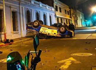 La posible excesiva velocidad podría haber sido la causante de un accidente de tránstio que terminó con una autopatrulla volcada sobre la acera. Foto La Hora: Redes Sociales