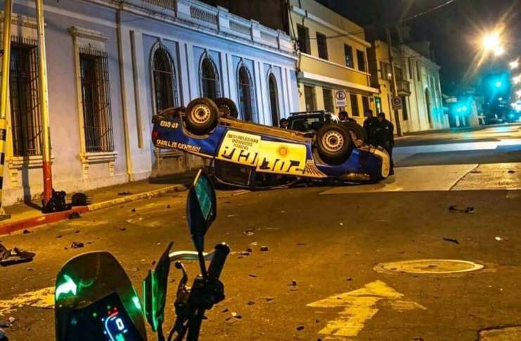 La posible excesiva velocidad podría haber sido la causante de un accidente de tránstio que terminó con una autopatrulla volcada sobre la acera. Foto La Hora: Redes Sociales