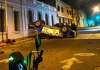 La posible excesiva velocidad podría haber sido la causante de un accidente de tránstio que terminó con una autopatrulla volcada sobre la acera. Foto La Hora: Redes Sociales