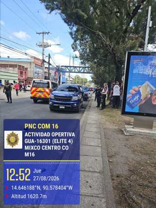 Arma localizada en el interior del vehc&iacute;culo. Foto La Hora: PNC.
