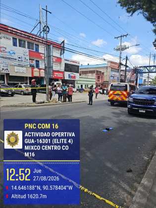 Arma localizada en el interior del vehc&iacute;culo. Foto La Hora: PNC.