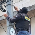 Agentes de seguridad retiran cámaras de videovigilancia de zona 7. Foto: Mingob