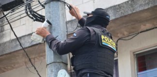 Agentes de seguridad retiran cámaras de videovigilancia de zona 7. Foto: Mingob