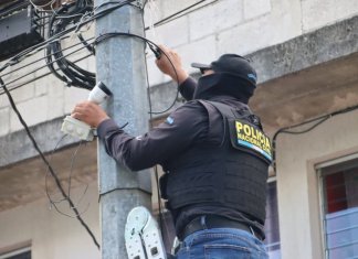 Agentes de seguridad retiran cámaras de videovigilancia de zona 7. Foto: Mingob