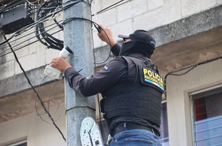 Agentes de seguridad retiran cámaras de videovigilancia de zona 7. Foto: Mingob