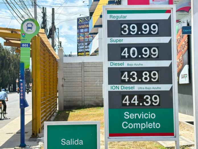 precios domingo El domingo recién pasado se registró la segunda baja. Para este lunes, el precio volvió a bajar. Foto La Hora: Daniel Ramirez.
