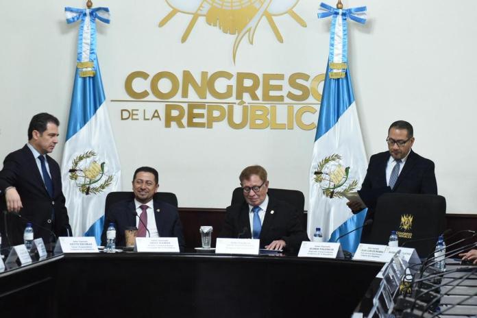 El presidente del Congreso, Luis Contreras, se refiere a las enmiendas a la ley de Teletrabajo y a la ley de relaciones paterno-filiales. Foto: La Hora / José Orozco