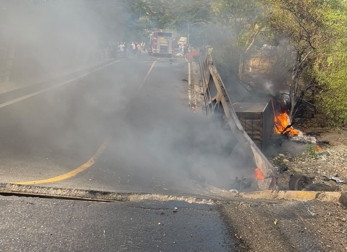 La imagen muestra cómo colapsó parte del puente en el kilómetro 111 de la ruta al Atlántico.