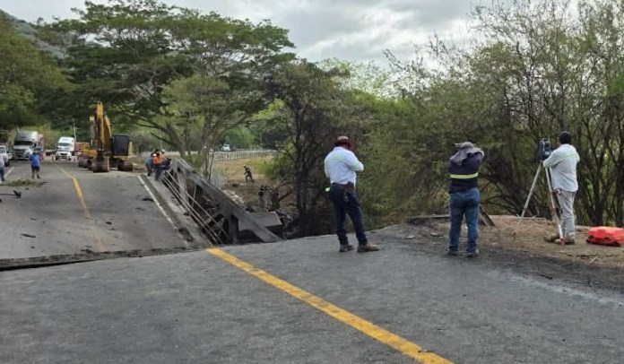 Las autoridades evalúan la habilitación de un badén, como medida temporal, para garantizar la movilidad por el kilómetro 111 de la ruta al Atlántico. Foto: La Hora/RR. SS.