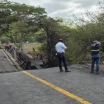 Las autoridades evalúan la habilitación de un badén, como medida temporal, para garantizar la movilidad por el kilómetro 111 de la ruta al Atlántico. Foto: La Hora/RR. SS.