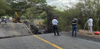Las autoridades evalúan la habilitación de un badén, como medida temporal, para garantizar la movilidad por el kilómetro 111 de la ruta al Atlántico. Foto: La Hora/RR. SS.