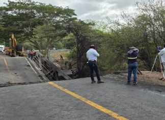 Las autoridades evalúan la habilitación de un badén, como medida temporal, para garantizar la movilidad por el kilómetro 111 de la ruta al Atlántico. Foto: La Hora/RR. SS.