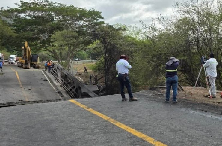 Las autoridades evalúan la habilitación de un badén, como medida temporal, para garantizar la movilidad por el kilómetro 111 de la ruta al Atlántico. Foto: La Hora/RR. SS.