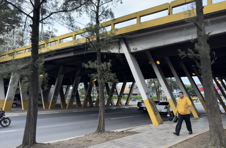 Puente del Anillo Periférico, sobre la Aguilar Batres