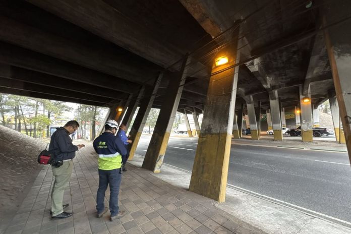 Por presentar daños en su estructura, se restringió el paso para el transporte pesado y solo pasarán vehículos livianos. Foto La Hora: José Orozco