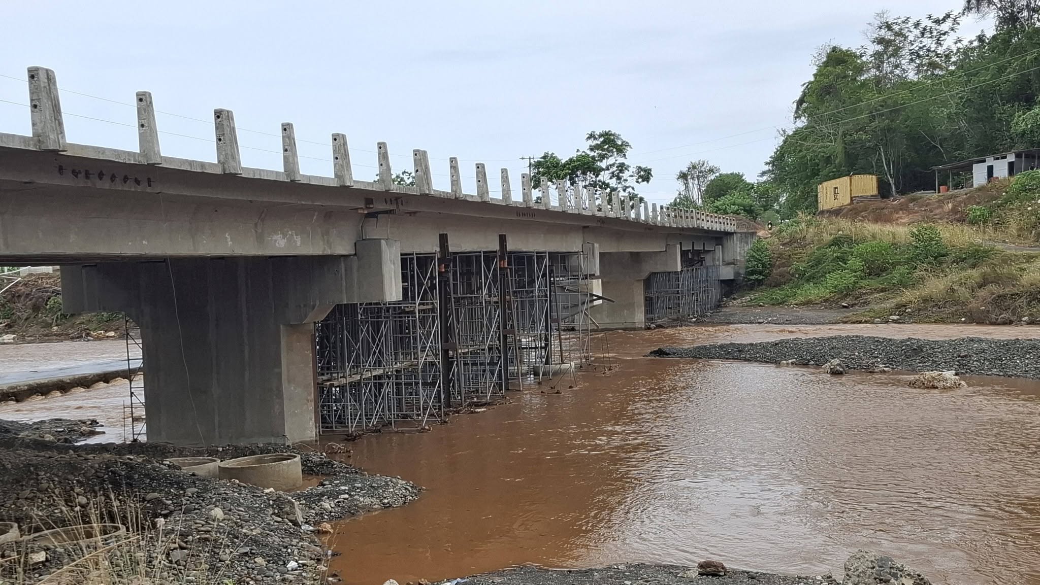 Uno de los problemas detectados en la construcción del puente fue que la vigas no están al mismo nivel, por lo que se optó por colocar gatos hidráulicos. Foto: La Hora/RR. SS.