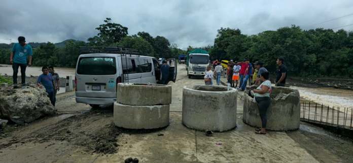 Los bloques de concreto colocados para impedir el paso por el puente Túnico no fueron impedimento para que los vecinos empezaran a usar la estructura.