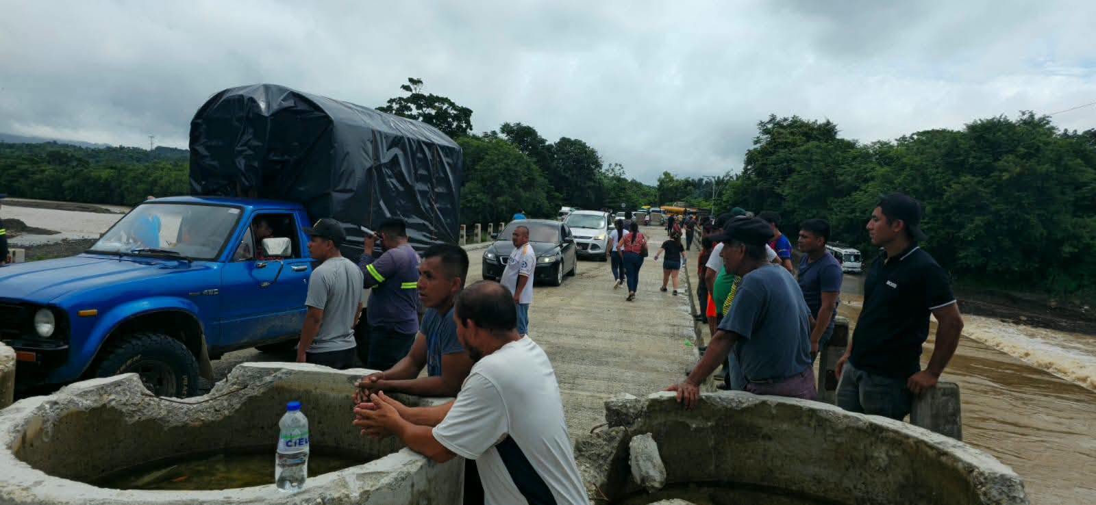 Desde el sábado 15 de agosto, diversos vehículo empezaron a circular por un inconcluso puente Túnico.