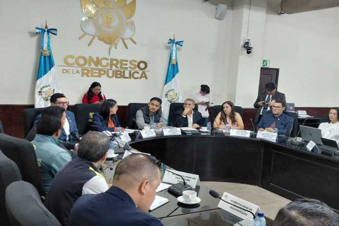 La comisión de Ambiente, liderada por Randy Coc, en una reunión para escuchar delegados de municipalidades por el funcionamiento del vertedero a cargo de Amsa. Foto: Congreso de la República