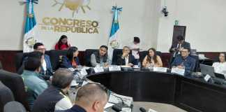 La comisión de Ambiente, liderada por Randy Coc, en una reunión para escuchar delegados de municipalidades por el funcionamiento del vertedero a cargo de Amsa. Foto: Congreso de la República
