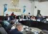 La comisión de Ambiente, liderada por Randy Coc, en una reunión para escuchar delegados de municipalidades por el funcionamiento del vertedero a cargo de Amsa. Foto: Congreso de la República