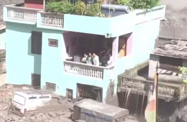 Familia que quedó atrapada en vivienda durante riada en Nepal sobrevive a desastre Riada Nepal
