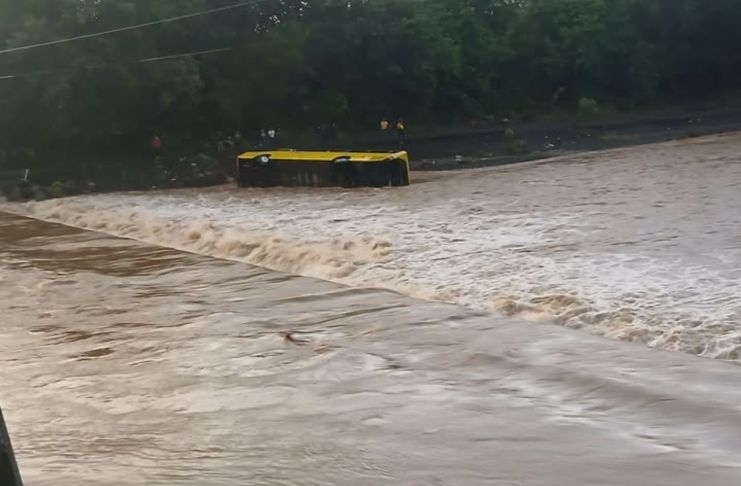 Río Túnico en Izabal arrastra bus en El Estor y otros conductores desafían la fuerte corriente El bus arrastrado la noche del viernes quedó a la orilla del afluente y los pasajeros lograron ponerse a salvo. Foto La Hora: Río Dulce Digital/FB