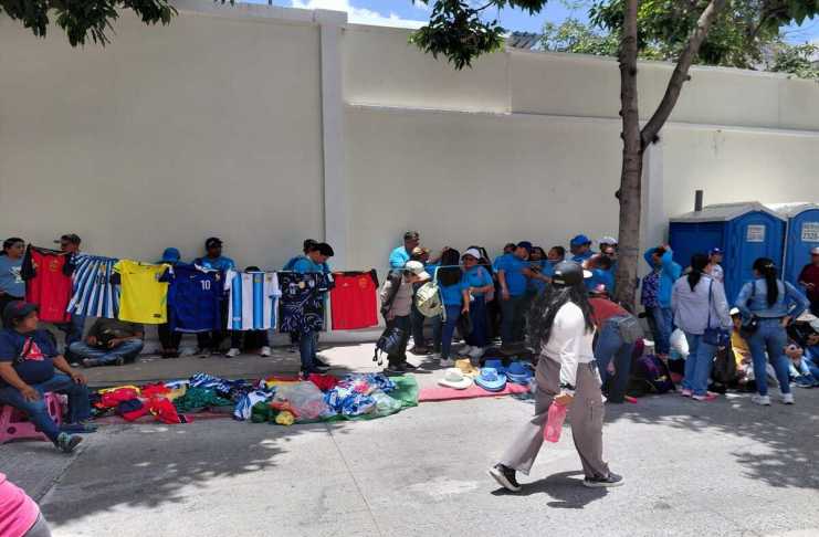 Salubristas bloquean el paso vehicular frente al Congreso por la 8a avenida. Foto: La Hora