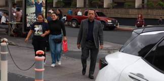 El exfiscal Saúl Sánchez reapareció en la Torre de Tribunales y aseguró que no esta huyendo además de afirmar que "es inocente". Foto La Hora: Daniel Ramírez