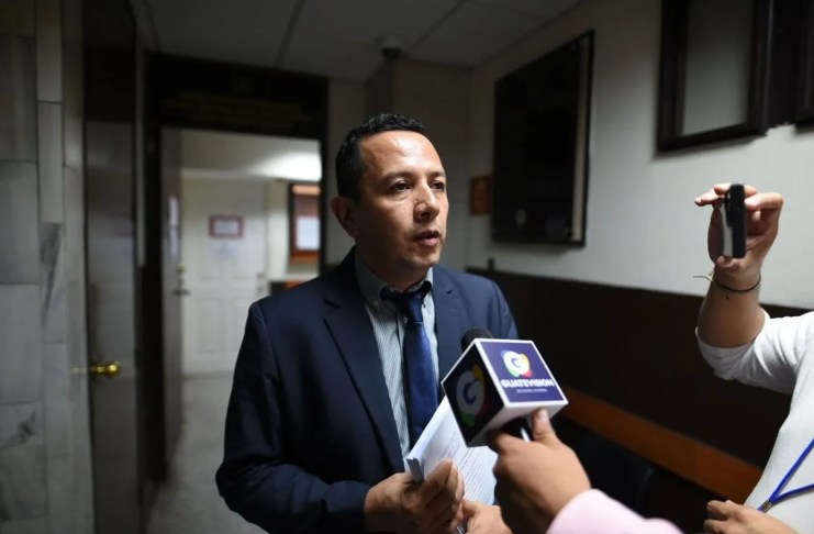 Juzgado de Antigua Guatemala cita a primera declaración al exfiscal Saúl Sánchez tras rechazo inicial a su captura El fiscal del caso Toma de la Usac, Saul Sánchez, afirmó que la Interpol le confirmó que se activaron las alertas rojas sobre nueve personas supuestamente involucradas en el caso. Foto La Hora / Fabricio Alonzo