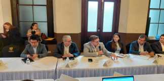 El presidente de la CNEE y el gerente del INDE, participan en el Foro de Transformación Digital para abordar la situación del sector eléctrico. Foto: La Hora