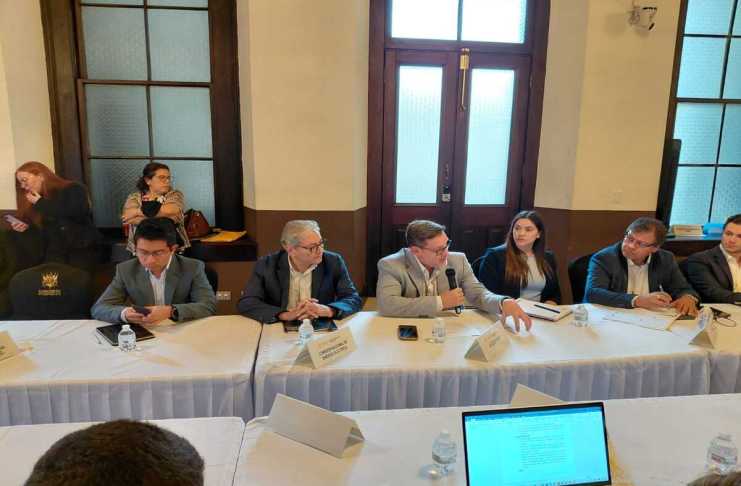 El presidente de la CNEE y el gerente del INDE, participan en el Foro de Transformación Digital para abordar la situación del sector eléctrico. Foto: La Hora