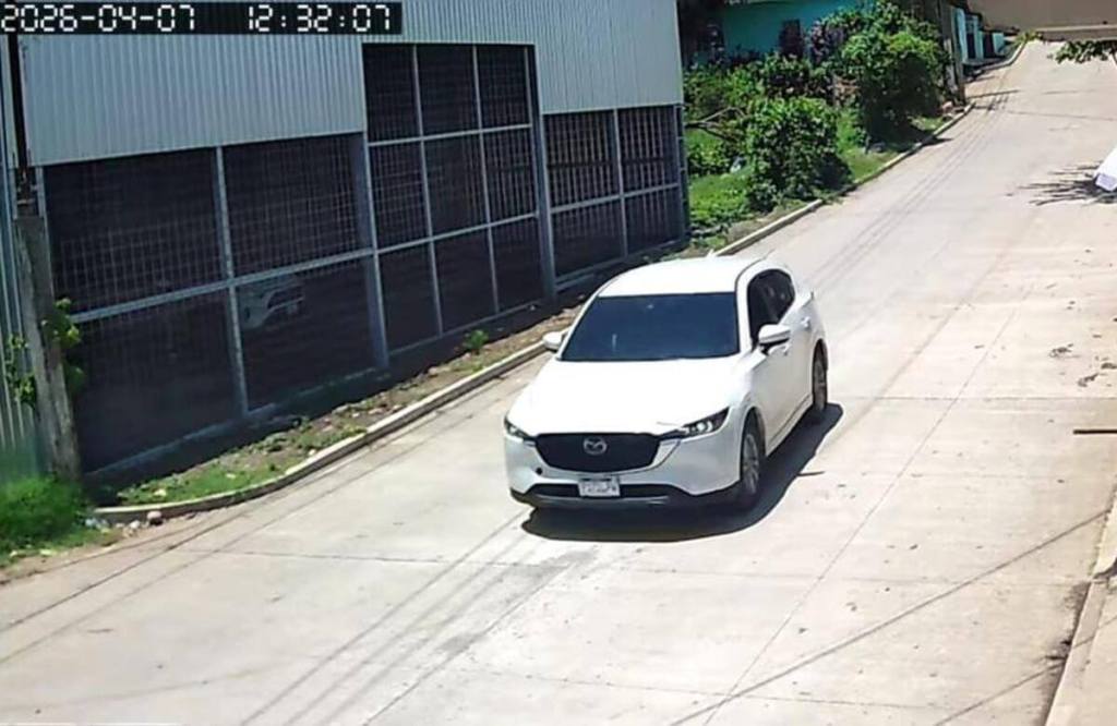 La camioneta blanca en la que se transportaban los secuestradores fue ubicada horas después por las autoridades. Foto La Hora: Cortesía
