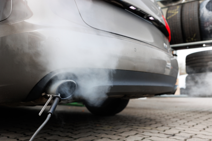 Car,Exhaust,Pipe,Emits,Dense,Smoke,During,Emission,Test,On El aire contaminado mata al año a millones de personas. Foto La Hora: Shutterstock