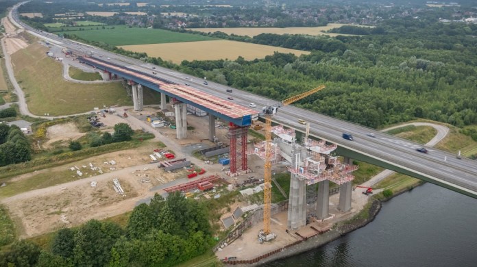Large-scale,Highway,Bridge,Construction,Project,Spanns,Kiel,Canal,Showing,Both Proyectos de infraestructura privados ya recurren al mercado de valores nacional para obtener financiamiento. Foto La Hora: Shutterstock